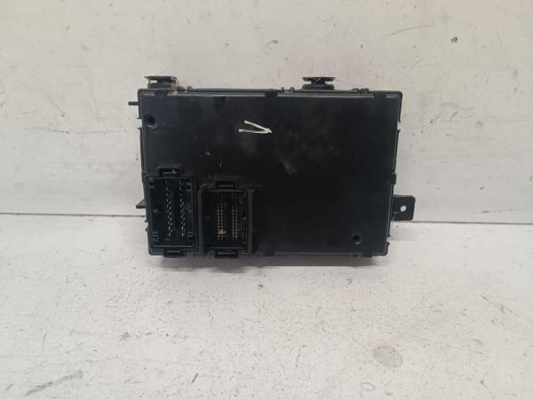 BOITE A FUSIBLE OPEL MERIVA B - Vue 2